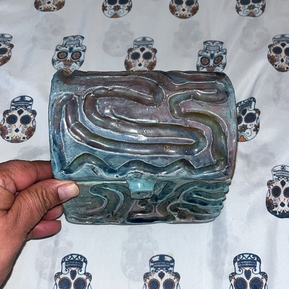 Treasure chest Signed Pottery glazed teal color.  Beautiful design. - Picture 2 of 5